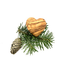 Charger l'image dans la galerie, Pendentif sapin de Noël cœur 3D en bois d'olivier
