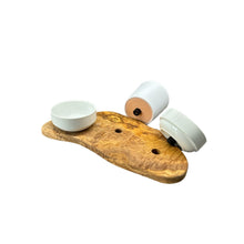 Charger l'image dans la galerie, Station d'alimentation RUSTY 2x bols en porcelaine de 0,4 litre plus pot pour herbe à chat en bois d'olivier