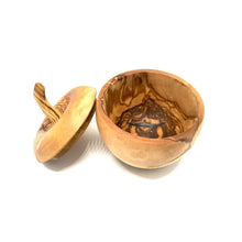Charger l'image dans la galerie, Salière en forme de pomme avec pelle à sel, bois d'olivier