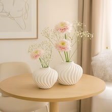 Charger l'image dans la galerie, Vase blanc rond chantilly en polyrésine 30x30x22cm