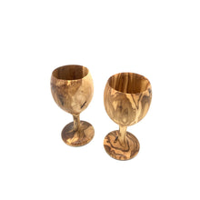 Charger l'image dans la galerie, Gobelet à vin VINO en bois d'olivier, verre à pied