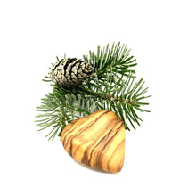 Charger l'image dans la galerie, Pendentif sapin de Noël cœur 3D en bois d'olivier