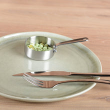 Charger l'image dans la galerie, Mini casserolette ronde mat avec long manche 7x7x2.5cm