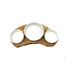Charger l'image dans la galerie, Station d'alimentation RUSTY TRIO pour nourriture humide, nourriture sèche et eau avec 2 bols en porcelaine de 0,4 L et 1 x 0,9 L en bois d'olivier