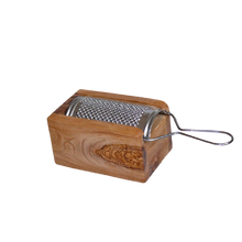 Charger l'image dans la galerie, Petite râpe à parmesan / fromage en bois d'olivier
