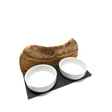 Charger l'image dans la galerie, Station d'alimentation MOUNTAIN 2x bol en porcelaine 0,9 litre bois d'olivier

