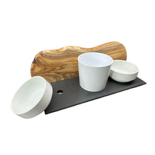 Charger l'image dans la galerie, Station d'alimentation MOUNTAIN 2x bols en porcelaine de 0,4 litre plus pot pour herbe à chat en bois d'olivier
