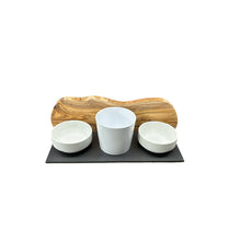 Charger l'image dans la galerie, Station d'alimentation MOUNTAIN 2x bols en porcelaine de 0,4 litre plus pot pour herbe à chat en bois d'olivier
