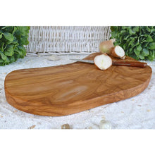 Charger l'image dans la galerie, Planche à découper rustique 35-39 cm de long en bois d'olivier
