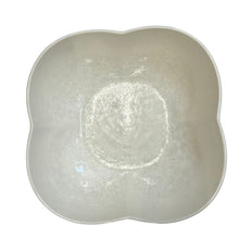 Charger l'image dans la galerie, Saladier en porcelaine blanche florale 25.5cm
