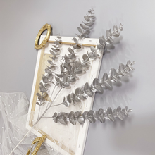 Charger l'image dans la galerie, Fleur décorative feuilles d'eucalyptus argent h90cm

