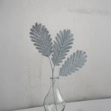 Charger l'image dans la galerie, Fleur décorative feuilles en argent h90cm
