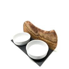 Charger l'image dans la galerie, Station d'alimentation MOUNTAIN 2x bol en porcelaine 0,9 litre bois d'olivier
