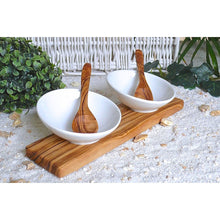 Charger l'image dans la galerie, Set de 2 bols à dips DESIGN en porcelaine avec 2 cuillères sur bois d'olivier
