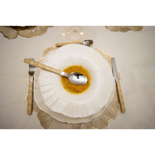 Charger l'image dans la galerie, Assiette creuse fleur blanche 24.5cm
