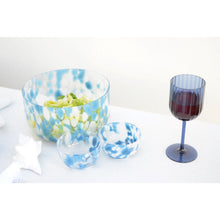 Charger l'image dans la galerie, Saladier bleu et blanc en verre 24.5x24.5x12.5cm
