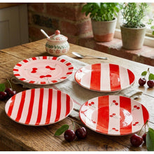 Charger l'image dans la galerie, Assiettes à dessert à rayures rouge cerise - lot de 4
