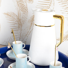 Charger l'image dans la galerie, Cafetière blanche avec anse dorée 1l
