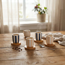 Charger l'image dans la galerie, Tasses à café à rayures avec sous-tasses en bois - lot de 4
