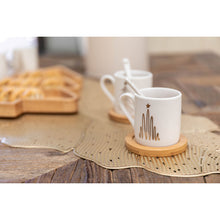 Charger l'image dans la galerie, Tasses à café sapin avec cuillères et soucoupes en bois - lot de 2

