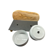 Charger l'image dans la galerie, Station d'alimentation MOUNTAIN, 2x 0,9 litres, pieds ronds, bois d'olivier
